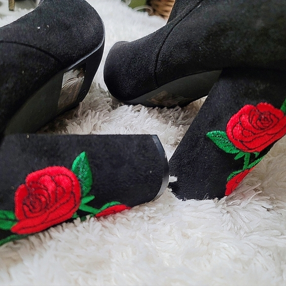 Wild Diva Faux Suede Rose Embroidered Almond Toe Booties Boots Size 9 - Picture 2 of 10